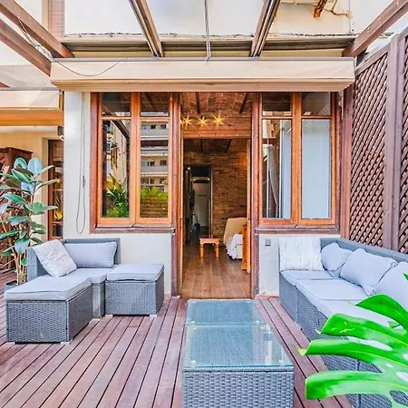 Unique With Large Terrace & Pool アパート